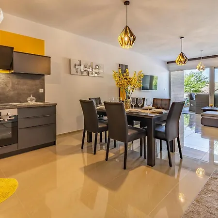 Apartment 3 Bedroom Cozy In
