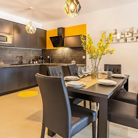 3 Bedroom Cozy In Apartment Pula